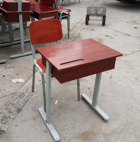 ban-ghe-hoc-sinh-don-cu-mau-nau-do Những Mẫu Bàn Ghế Học Sinh Thông Dụng