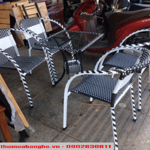 ban-ghe-cafe-nhua-gia-may