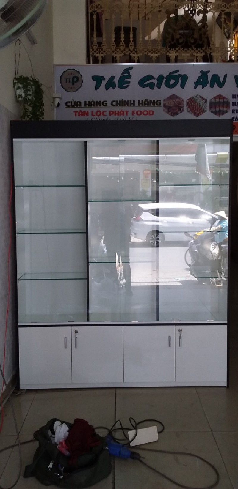 7-5 Hình ảnh lắp đặt sản phẩm tủ trưng bày tại nhà khách