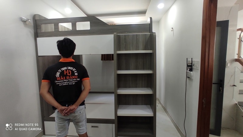 1-26 Lắp đặt mẫu giường ngủ gỗ 2 tầng cũ đẹp tại nhà khách