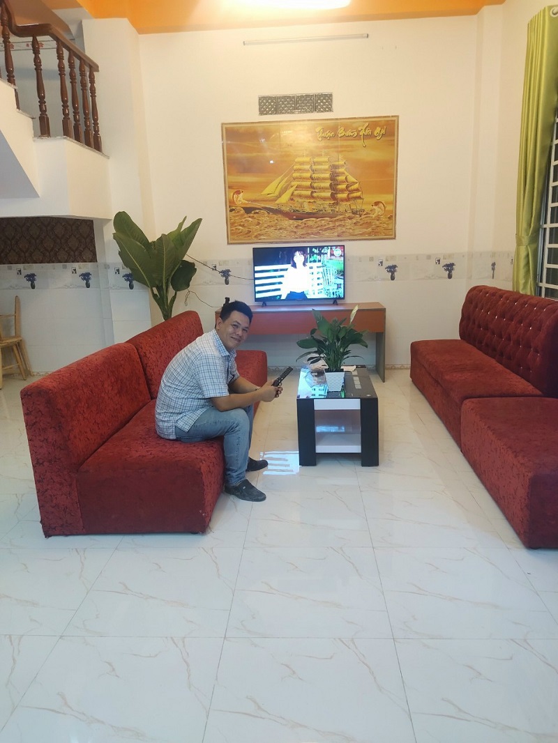 2-11 Anh Trí khá hài lòng với bộ sofa cũ màu đỏ