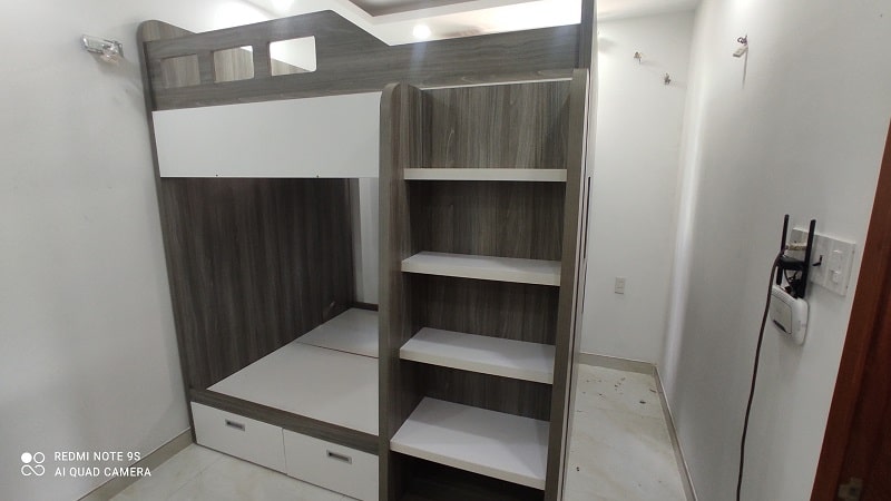 2-25 Lắp đặt mẫu giường ngủ gỗ 2 tầng cũ đẹp tại nhà khách