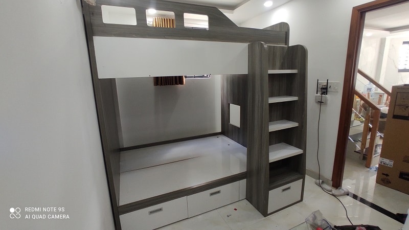 4-23 Lắp đặt mẫu giường ngủ gỗ 2 tầng cũ đẹp tại nhà khách