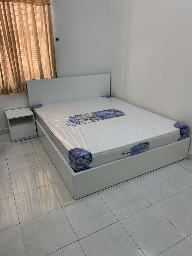 7-9 Hình ảnh nhân viên lắp đặt giường tại nhà khách