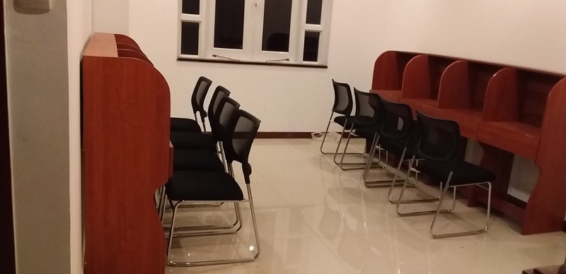 4-6 Thợ setup văn phòng làm việc cho chị Trang