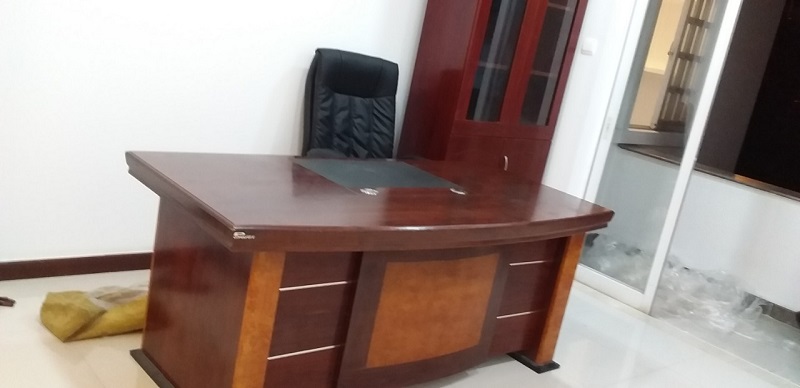 6-3 Thợ setup văn phòng làm việc cho chị Trang