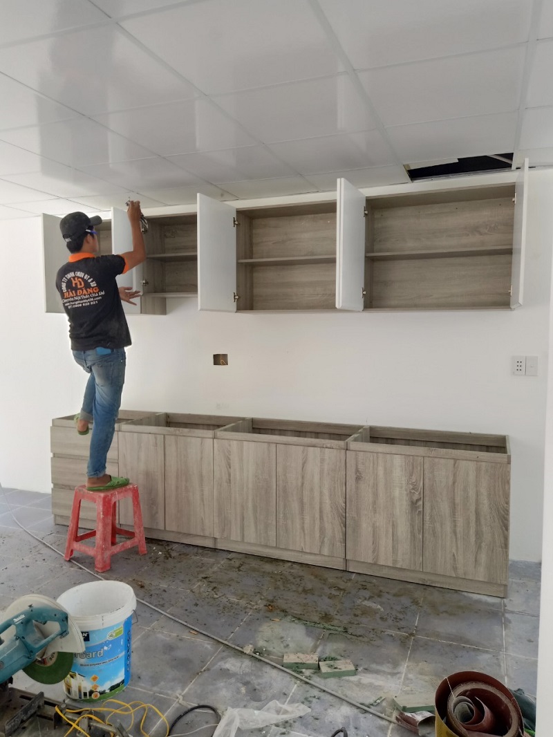 2-8 Lắp đặt sản phẩm nội thất gia đình đến khách hàng