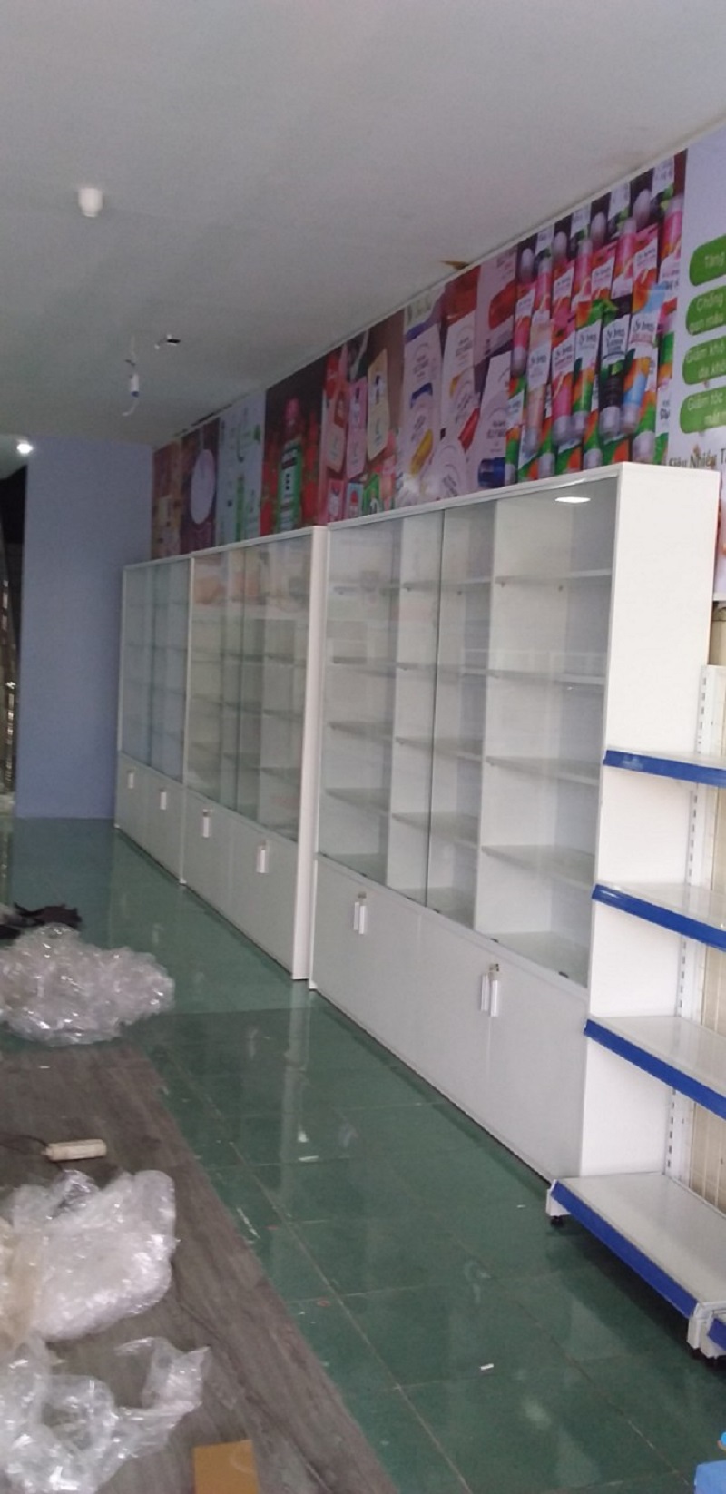 ke-trung-bay-san-pham Sang trọng với tủ trưng bày từ Đồ Cũ Thanh Tuấn