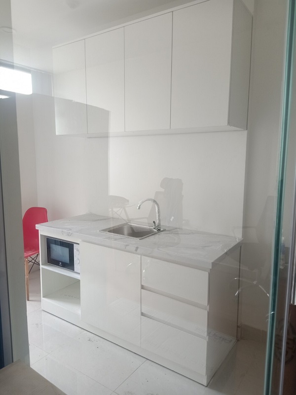 tủ-bep-mau-trang Giao sản phẩm nội thất gia đình đến khách hàng