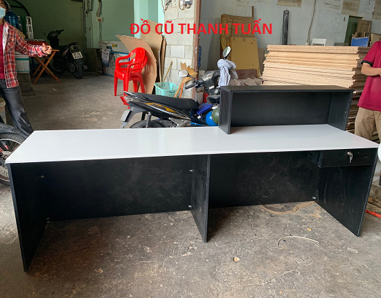 2165465465465465-2 Thanh Lý Quầy Lễ Tân Màu Đen Sọc Trắng Mới 99.99%