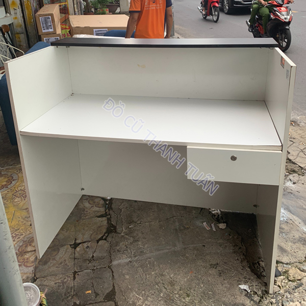 quay-cu-gia-re-6 Quầy Lễ Tân Màu Trắng Đen Cũ Giá Rẻ