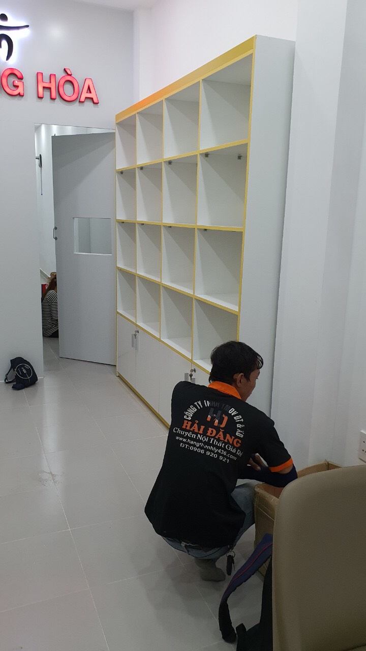 1-4 Lắp đặt tủ kệ trưng bày đóng mới đến khách hàng