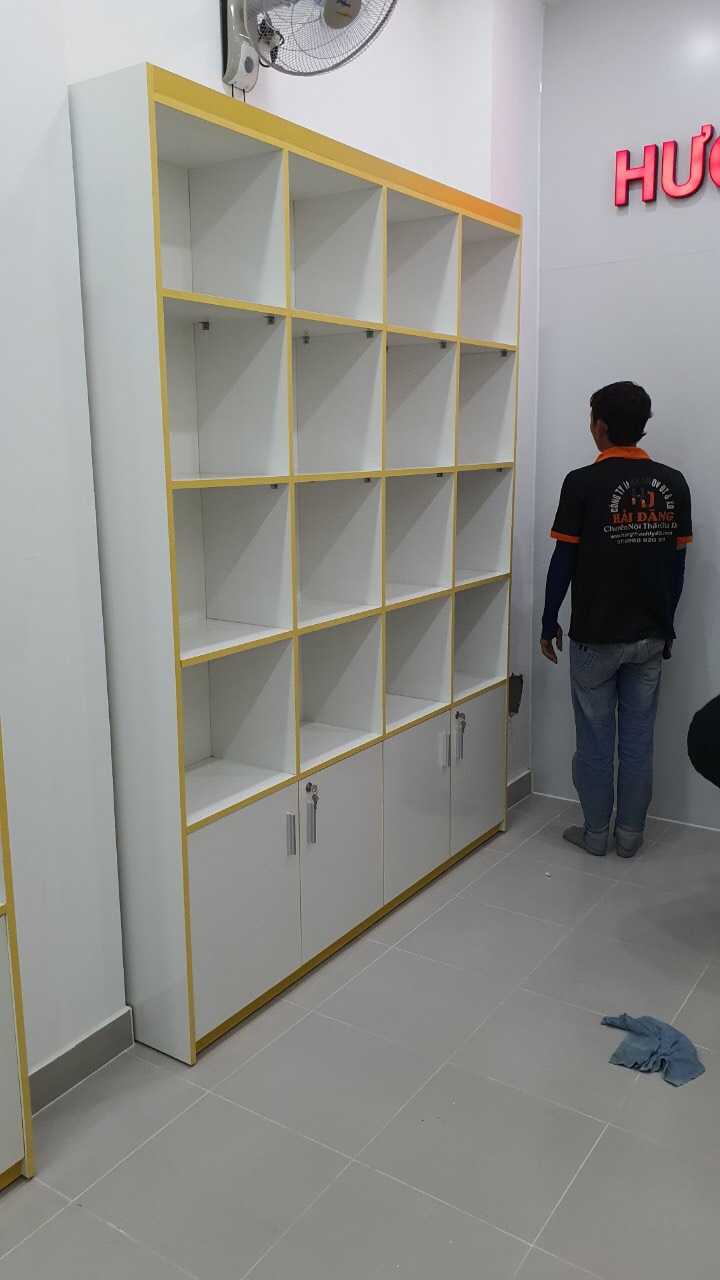 2-3 Lắp đặt tủ kệ trưng bày đóng mới đến khách hàng