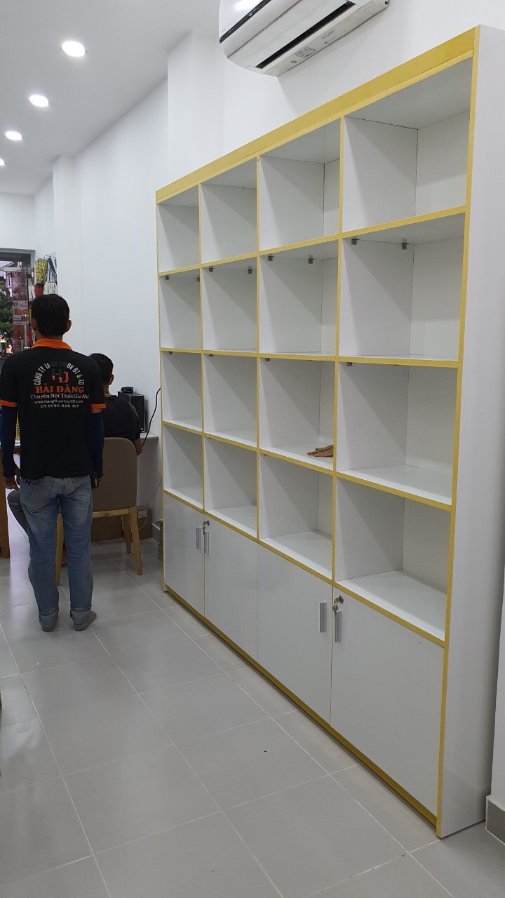 3-3 Lắp đặt tủ kệ trưng bày đóng mới đến khách hàng