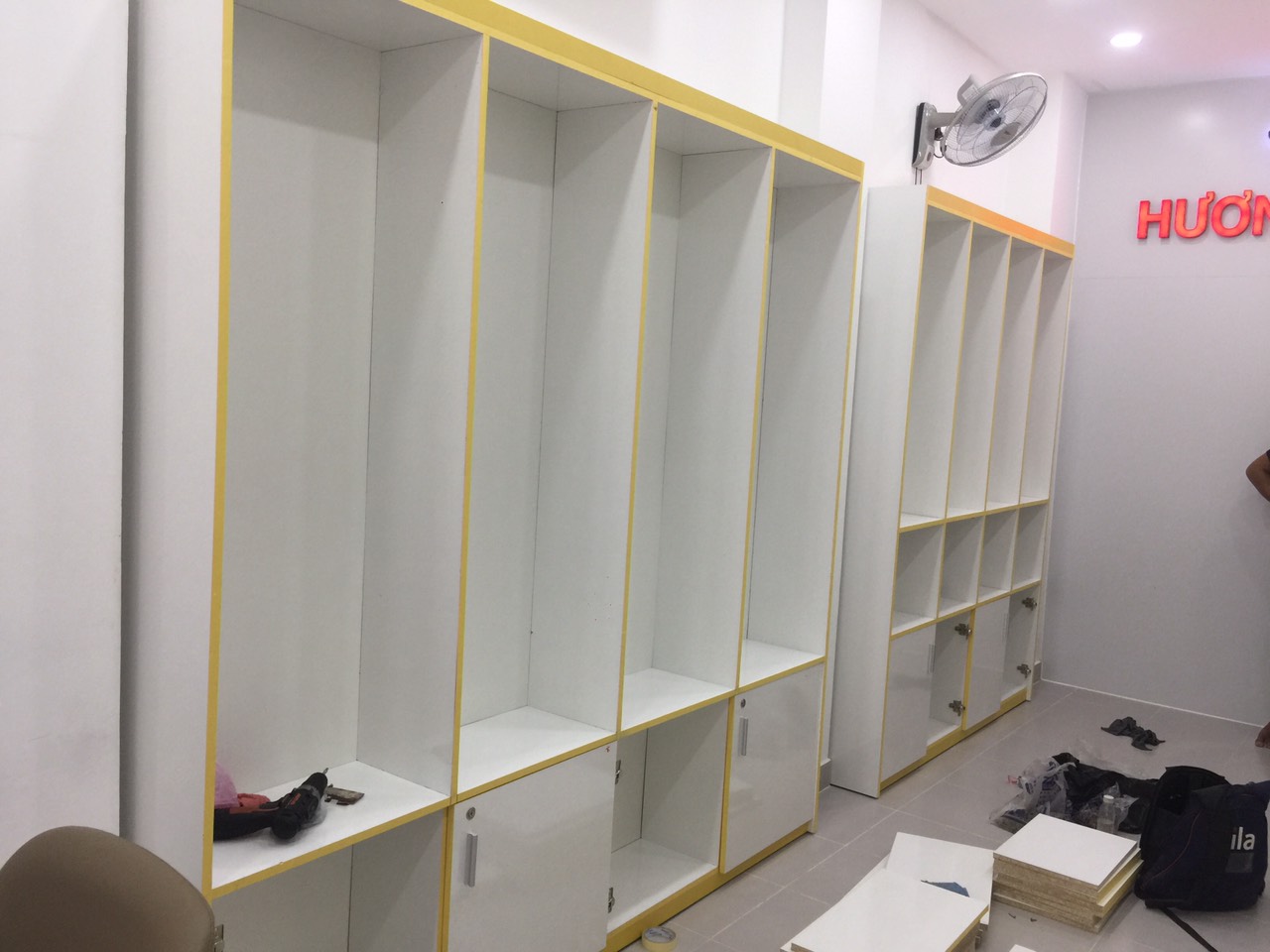 7-3 Lắp đặt tủ kệ trưng bày đóng mới đến khách hàng
