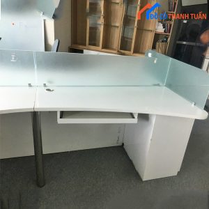 Bàn Làm Việc Cụm Có Vách Ngăn Kính Cũ
