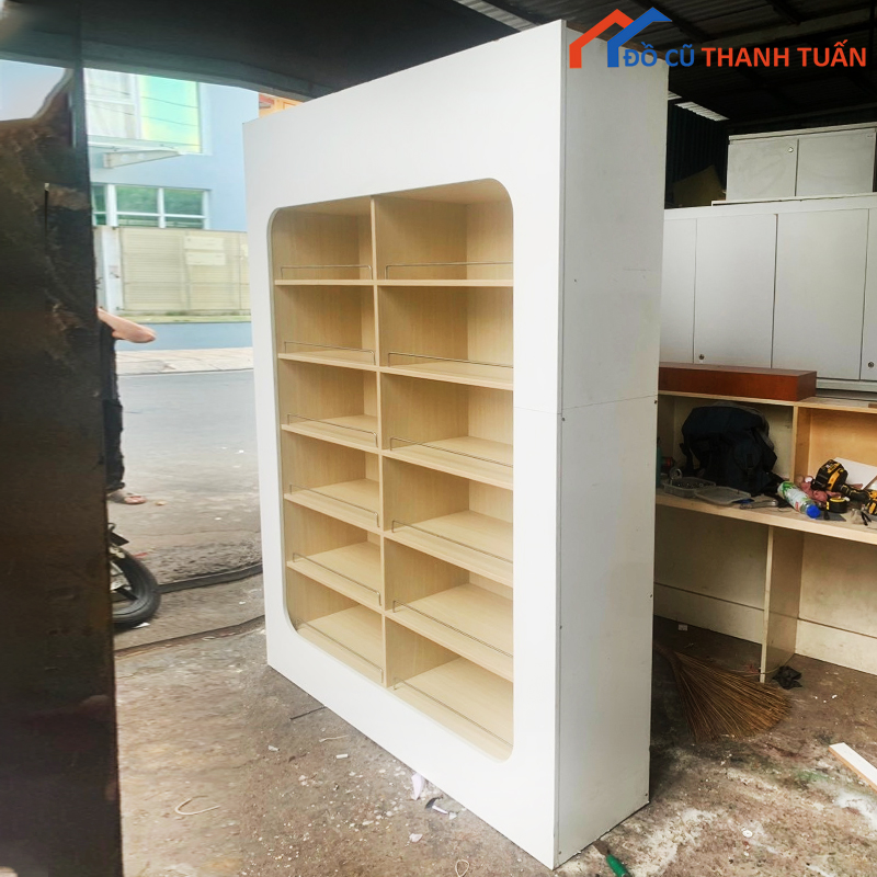 ke-trung-bay-cu-gia-re-copy Kệ Tủ Trưng Bày Gỗ Cũ Viền Trắng