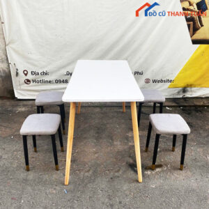 Bộ Bàn Ăn 4 Ghế Đôn Cũ Đơn Giản