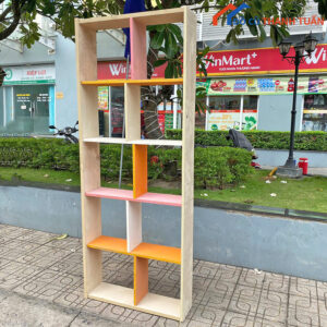 Kệ Gỗ Đứng Nhiều Ngăn Cũ Màu Sắc Nổi Bật