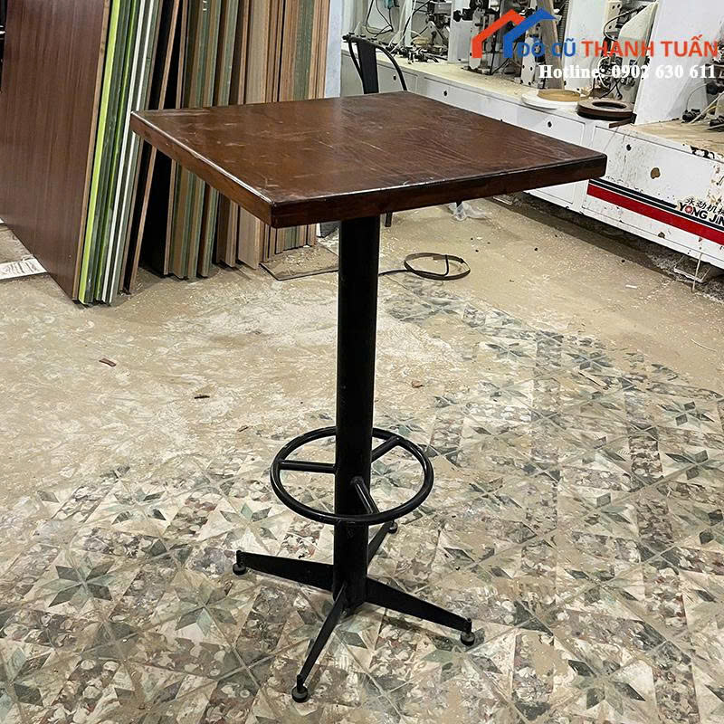 z6902807567115_fbd1cc583d2f5daeff10bc1c69957ab5 Bàn Bar Mặt Vuông 60CM Chân Sắt Cũ Giá Rẻ