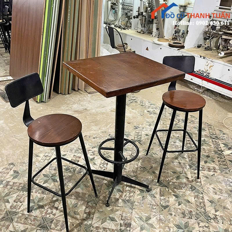 z6902807678275_4f9d177ef422d87ee056f118539d8625 Bàn Bar Mặt Vuông 60CM Chân Sắt Cũ Giá Rẻ
