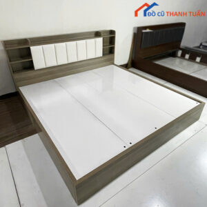 Giường Gỗ Đầu Tựa Bọc Màu Trắng Kèm Kệ Mới 99%