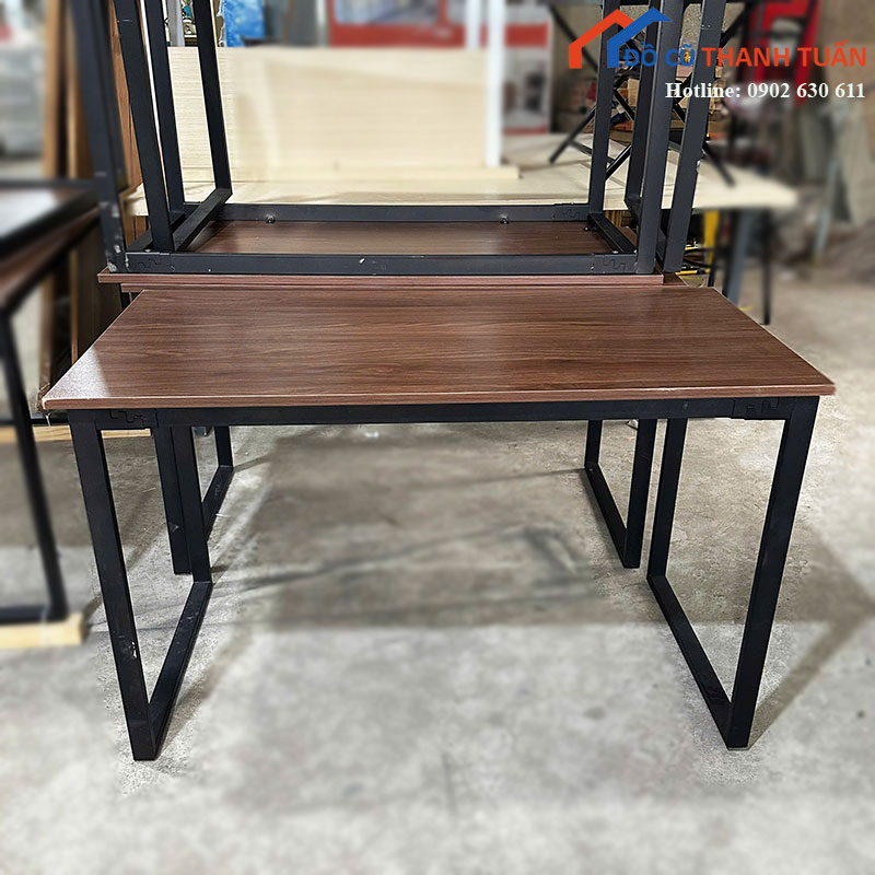 Bàn Gỗ Cũ Mặt Trơn Chân Sắt Vuông Đơn Giản