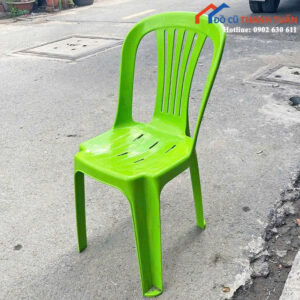 Ghế Nhựa Tựa Lưng Cũ Màu Xanh Lá