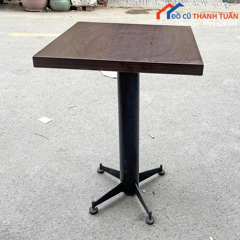 z6902976620453_962c046c62d544798a1b7e8565ce6c3f Bàn Gỗ Cũ Mặt Vuông Chân Trụ Sắt Cứng (Nhiều Mẫu)