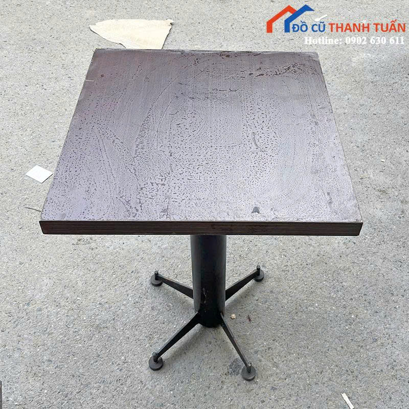 z6902976684524_2aa8d20ebbc635c8da1ba910eba472ea Bàn Gỗ Cũ Mặt Vuông Chân Trụ Sắt Cứng (Nhiều Mẫu)