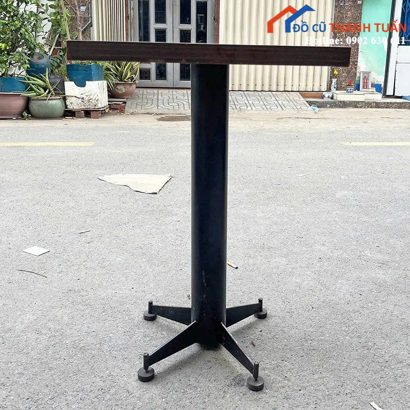 z6902976877336_ce3244f2ee9e42fe9be9cd962ac411f5 Bàn Gỗ Cũ Mặt Vuông Chân Trụ Sắt Cứng (Nhiều Mẫu)