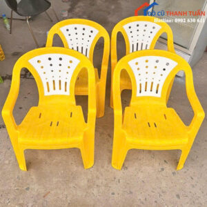 Ghế Nhựa Cũ Màu Vàng Có Tay Vịn
