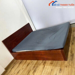 Giường Ngủ Gỗ Cũ Màu Nâu Thiết Kế Đơn Giản