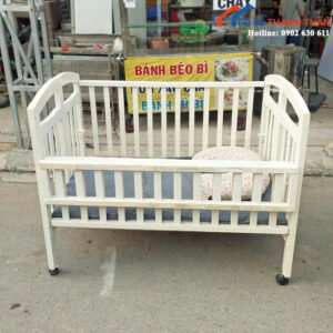 Nôi Gỗ Cũ Màu Trắng Có Bánh Xe Di Chuyển Tiện Lợi