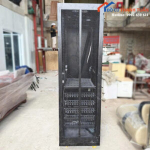 Tủ Crack Cũ Màu Đen Dùng Lắp Đặt Thiết Bị Mạng