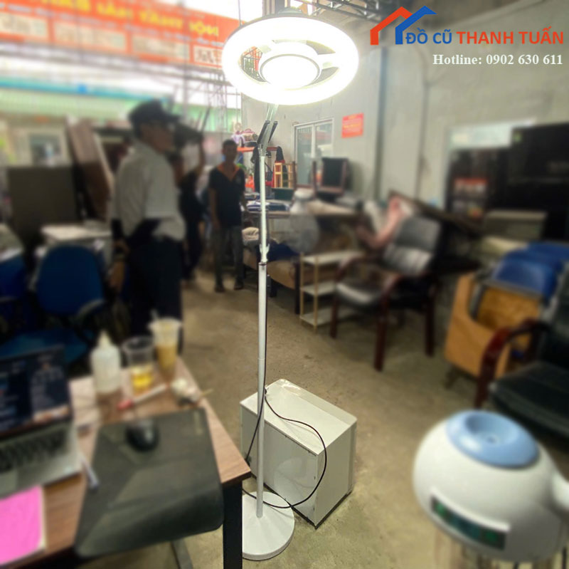 Đèn Dáng Đứng Cũ Chân Trụ Màu Trắng