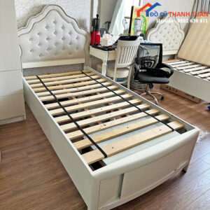 Giường Gỗ Cũ Đầu Nệm Tán Nút Màu Kem Lịch Sự