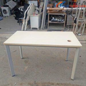 Bàn Làm Việc Gỗ Cũ Có Lỗ Đi Dây Gọn Gàng