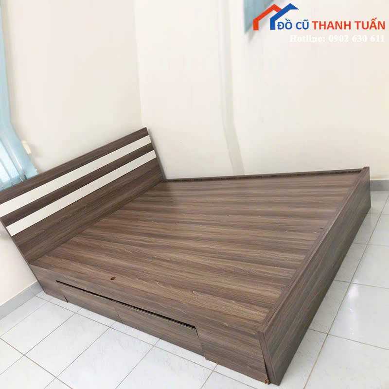 z6889930128417_6fc2cde4d32a9ebb69ea7b79688afa49-1 Giường Gỗ Cũ Màu Nâu Phối Sọc Trắng Đẹp Mắt