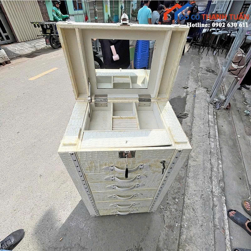 z6899462931352_a82beb5a75a72b56ddc1d747fc1653f1 Tủ Đựng Đồ Trang Sức Cũ Bọc Da Màu Kem Cao Cấp