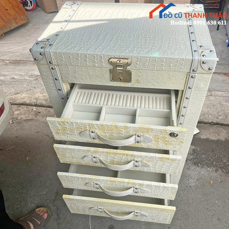 z6899462984276_f17d0923f7f97193d76c5e5cb8bf5326 Tủ Đựng Đồ Trang Sức Cũ Bọc Da Màu Kem Cao Cấp