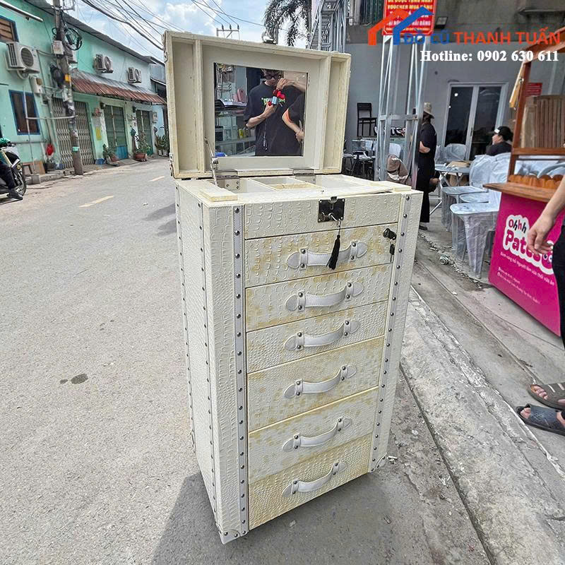 z6899463127036_8849be2e15b1f65d76a64c2f82bcbe4e Tủ Đựng Đồ Trang Sức Cũ Bọc Da Màu Kem Cao Cấp