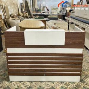 Quầy Lễ Tân 1M4x60CM Màu Nâu Phối Trắng Mới 99%
