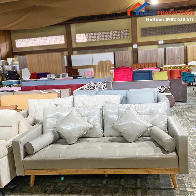 z6974746766620_3bbde4d47ccc4aea533fcd6816c3104e Sofa Chân Gỗ Cao Bọc Đệm Êm Ái Mới 99% (Nhiều Màu)