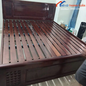 Giường Gỗ Cũ Màu Nâu Cánh Gián Sang Trọng