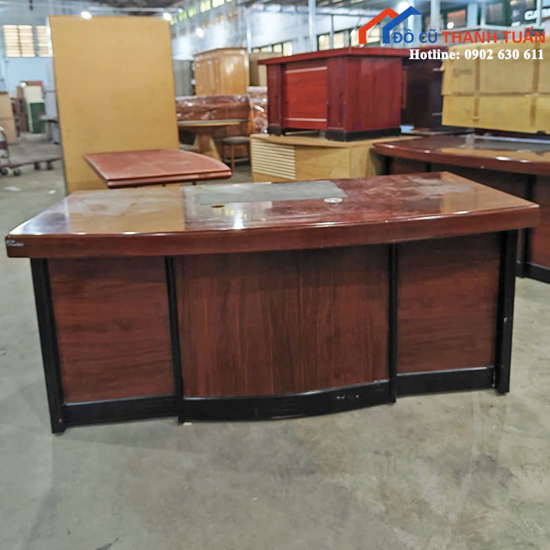 z7007880695601_23a492987af5f709272a5dbe8c6c5cba Bàn Giám Đốc Cũ Màu Nâu Sang Trọng (Nhiều Mẫu)