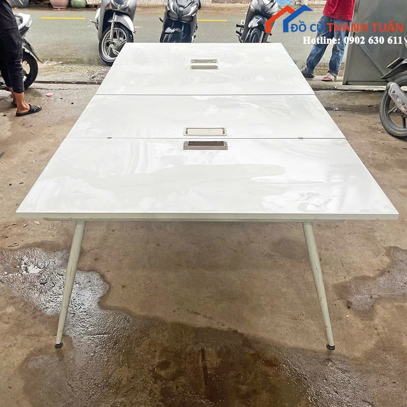 z7012646810007_62db49c6fd9d41ae436181f4edac3683 Bàn Họp Cũ 1M4x2M8 Màu Trắng Có Lỗ Đi Dây