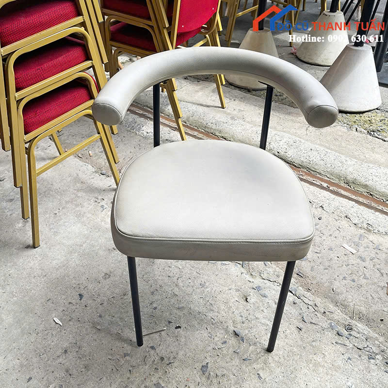 z7013878805537_40a6ea7cf061e73902bdb9c6c587ea27 Ghế Cafe Cũ Bọc Đệm Màu Kem Lưng Bo Cong