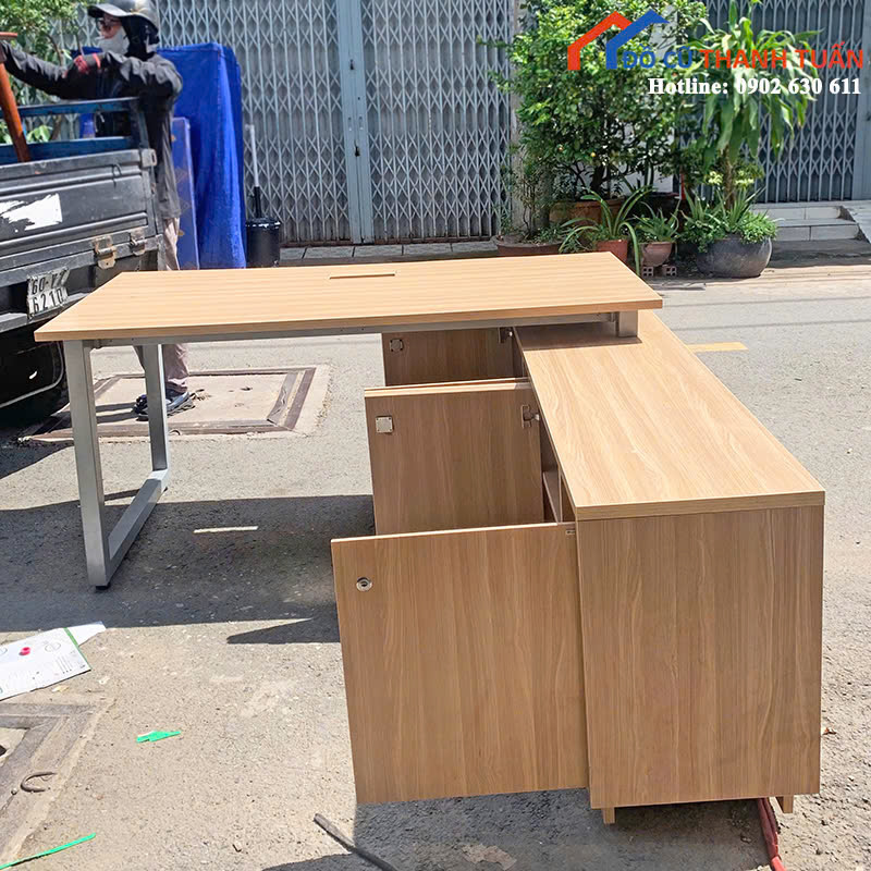 z7014095874851_0a7aa162ab25c396607c13d5599e1353 Bàn Giám Đốc Cũ Chữ L Màu Sáng Hiện Đại