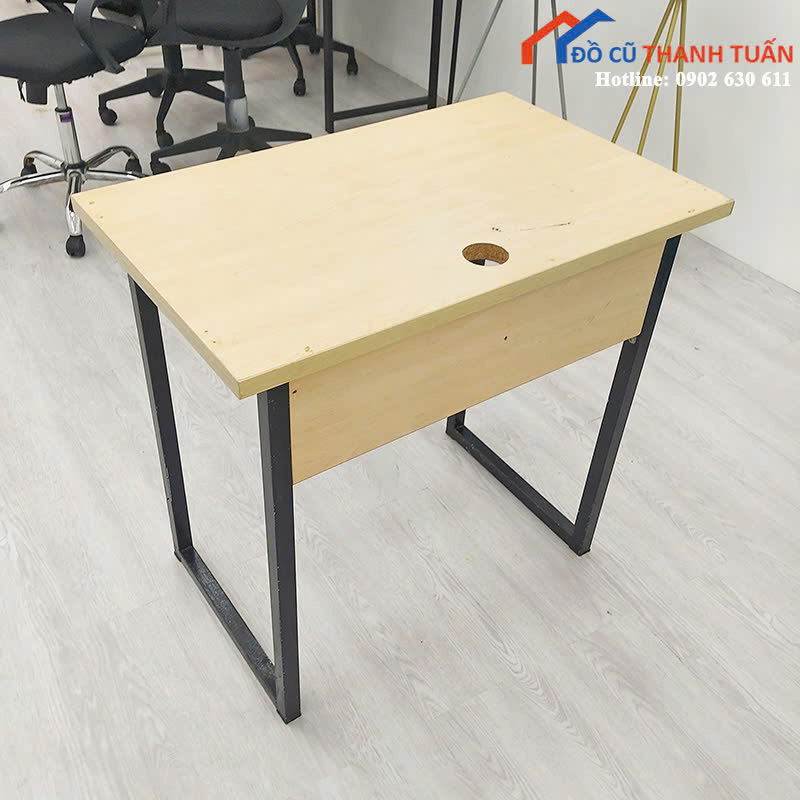 z7021138857259_4ebf3ceb0ccc251d69a6437b4006708e Bàn Làm Việc Cũ Mặt Gỗ Sáng Có Lỗ Đi Dây